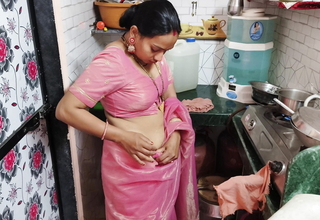Indian wife cuckold Hubby ke samne Boyfriend se chuda kitchen