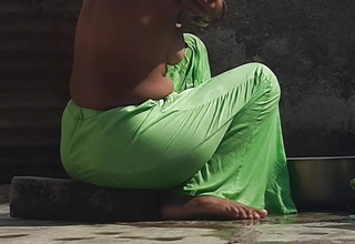 The sister-in-law of the native village is bathing with reference to the open bath, opening all the clothes and rubbing the whole body.