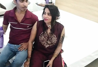 Raat me akeli bhabhi ke dever ne amour bhari baat ki aur pel diya