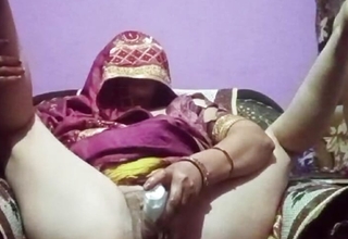 Indian mommy fucking with bottle her hairy pussy