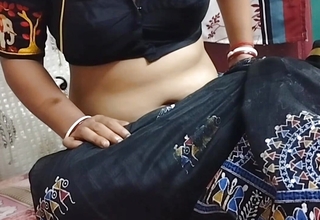Bhabi black saree me chut dikha rahi