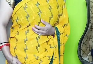 Beautiful bhabhi debilitating yellow sari.