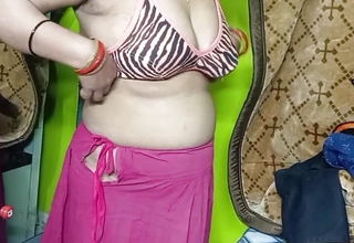 Beautiful bhabhi debilitating yellow sari.