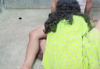 Khet ghumne gai makan malkin ko majdur ke Bete ne pela karte huye aunty uncal ke sath Indian desi bhabhi hindi