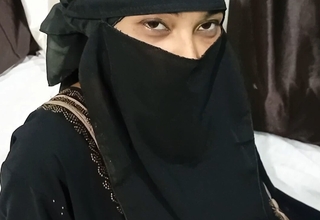 Muslim Housewife was fucked by home owner