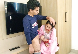 Indian madam pierced by TV mechanic be incumbent on easy