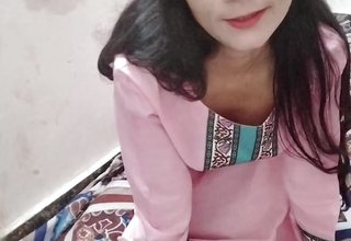 Muslim girl ko paint khol kar jabar dasti pela