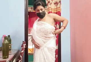 Indian Mom Saree Shows Hairy Pussy, Big Boobs Aunty Tempts in Desi Aura Indian Bhabhi