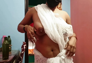 Indian Mom Saree Shows Hairy Pussy, Big Boobs Aunty Tempts in Desi Aura Indian Bhabhi
