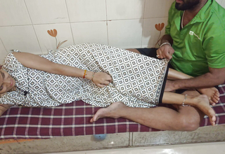 Desi Dewar Ne Bhabhi Ko Massage Kar Ke Bahane Pela