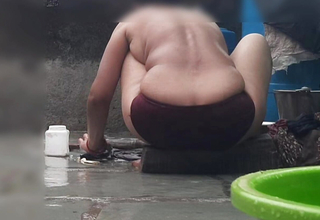 The desi sister-in-law of the village opened the drenched saree and took a bath in the open bathroom.