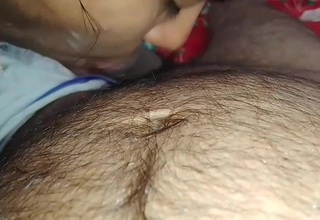 Indian meticulousness puts her boyfriend's penis in her mouth and gives him a in agreement massage