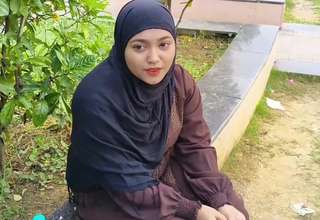 Wretched Muslim Hijab Girl Paise Ke Liye Porn Video producer Se Chud gyi, Outdoor Garden Sex in Hindi