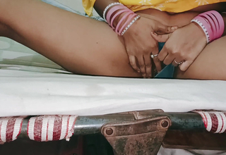 Xxx hd Indian Video Dolly singh bhabhi apni chut me ungli se pani nikal rahi hai