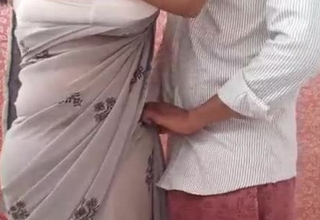 सौतेली  चाची ने सौतेले भतीजे का बड़ा लंड पकड़ लिया जब वो उसकी ब्रा का हुक बंद कर रहा था