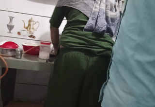 Bhabhi ki Gand Mein ungali Kar Di khana banate hue