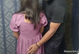 Hot desi college girl moans as their way tight virgin pussy gets stretched for the not roundabout first time.
