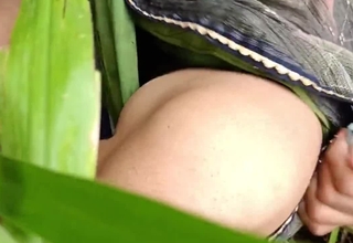 Gaon ki desi ladki ko sadi mein khet per doggy Banakar munh mein dialect poke chuswa karke chod