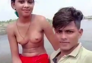 Dehati paramours share a steamy open-air bath, captured on their selfie cam.