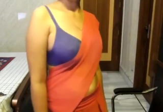 Indian wife shows fur pie & dances on cam
