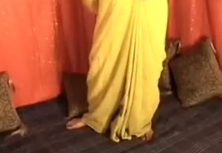 Hindu Cutie in Yellow Saree Twit