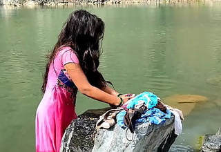 गाव की लड़कि कपड़ा धो रही थी तभी जाकर जबरदस्ती चोदा। उसका mms वीडियो लिक