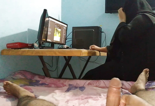 (35 year old Aunty ke sath Chudai) Indian Aunty Work On Computer, im Masturbat Beside, when this babe looked then I fucked her