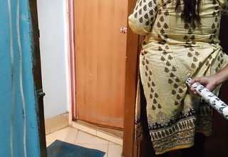 Neighbor copulates Tamil hot aunty greatest extent sweeping the house - Indian Sexual intercourse