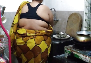 Kitchen Me Saree Pahana Desi Hot Aunty Ki Chudai - (55 Year Old Tamil Aunty Bonks In The Kitchen)