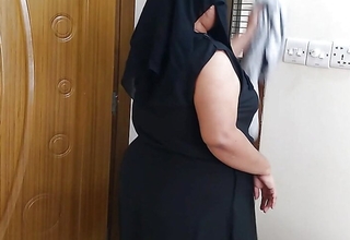 (Hot and Dirty Hijab Aunty Ko Choda) Indian Sexy aunty fucked unconnected with neighbour while cleaning house - Seeming Hindi Audio