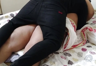 (selfie lete hue Sexy Aunty ko Jabardasti Chudai) Neighbour Stripping her saree & fucked in bed - Indian Desi Aunty