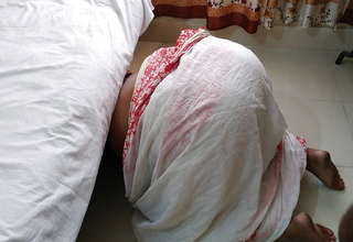 Pakistani Hot Stepmom Gets Stuck While Sweeping Under The Bed When Stepson Fucks Her & Cum Out Her Beamy Ass - Family Sex