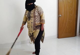 (Desi Priya Aunty ko Jabardast Choda) Tamil Dairty BBW priya Aunty Fucked By Their way Devar while sweeping Room - Hindi Audio