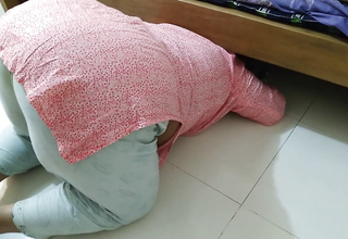 Gujarati Sexy Saas gets taken hold of by farther down than rub-down the table while cleaning, then Damad comes & Help her - Huge Ass Fucking & cummed