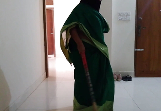 (Boss ke bete ne naukrani se mast chudai) Fuck desi maid Simran Bhabhi wearing saree Tall Boobs & Ass - Hindi Audio
