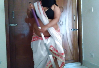 Saree mein sexy naukrani ko dekh kar malik ke bete ka Lund khada ho jata hai - Tamil desi hot maid fucks owner's son
