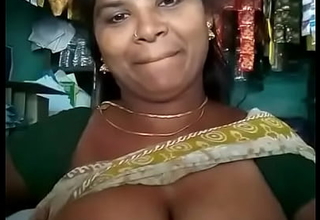 Sexy Tamil aunty in the same manner her boobs