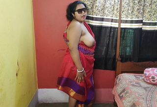 Indian lickerish mom showing her juicy pussy in red sharee
