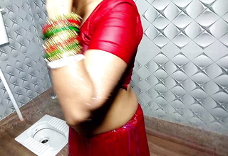 Bengali Ungentlemanly Emily Ne Bathroom Me Nahate Tome Chut ME ugli Dali- Fireecouple Solo Coition