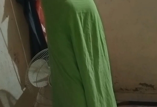 deshi aunty saree change & showing pussy