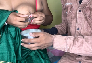 Doodhwali doodh bechate bechate apne Bhi dudh bech Diya Malik Ko