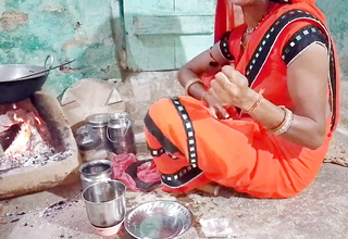 Payal bhabhi ko khana banate samay hi chod diya or bhabhi ko bidi bhi pilayi meri wife ne apne hatho se peg bana kar diya