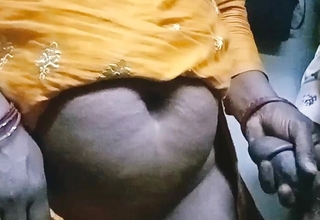 Desi bhabhi ko morning me sote huye masti chdha kar chod diya