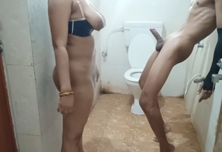Bhabhi suddenly entrance fee bathroom without knock the door   Hard-core sex .
