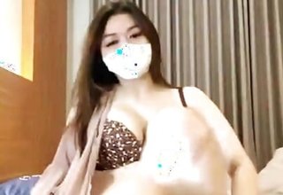 Latest Indonesia Viral girl crippling a mask is masturbating herself