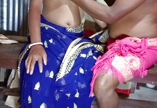 Aaj mera sexy aunty ko naya Sari pahnakar choda