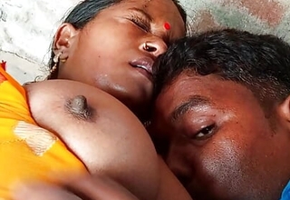 Haut Indian Desi Bhabhi Kissing