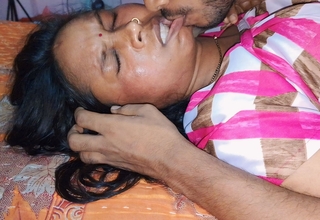 Chudkar aunty ko bohat kissed liya raat me