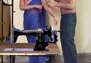 Bhabi kapre banne gayi thi, tho tailor ne bhabi ki maje maje se pela