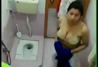 Desi bhabhi bathing caught approximately secret camera fucked aunty